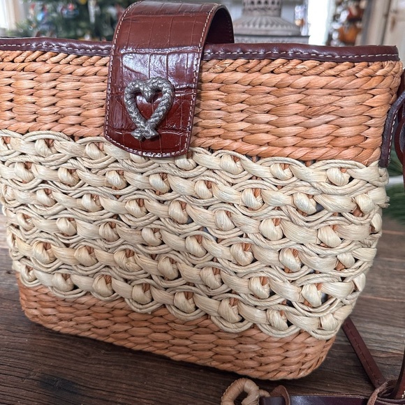 Brighton 🤎 Tan w/ Brown Croc Woven Bag with “London Groove” Medallion Pendant - Picture 13 of 13